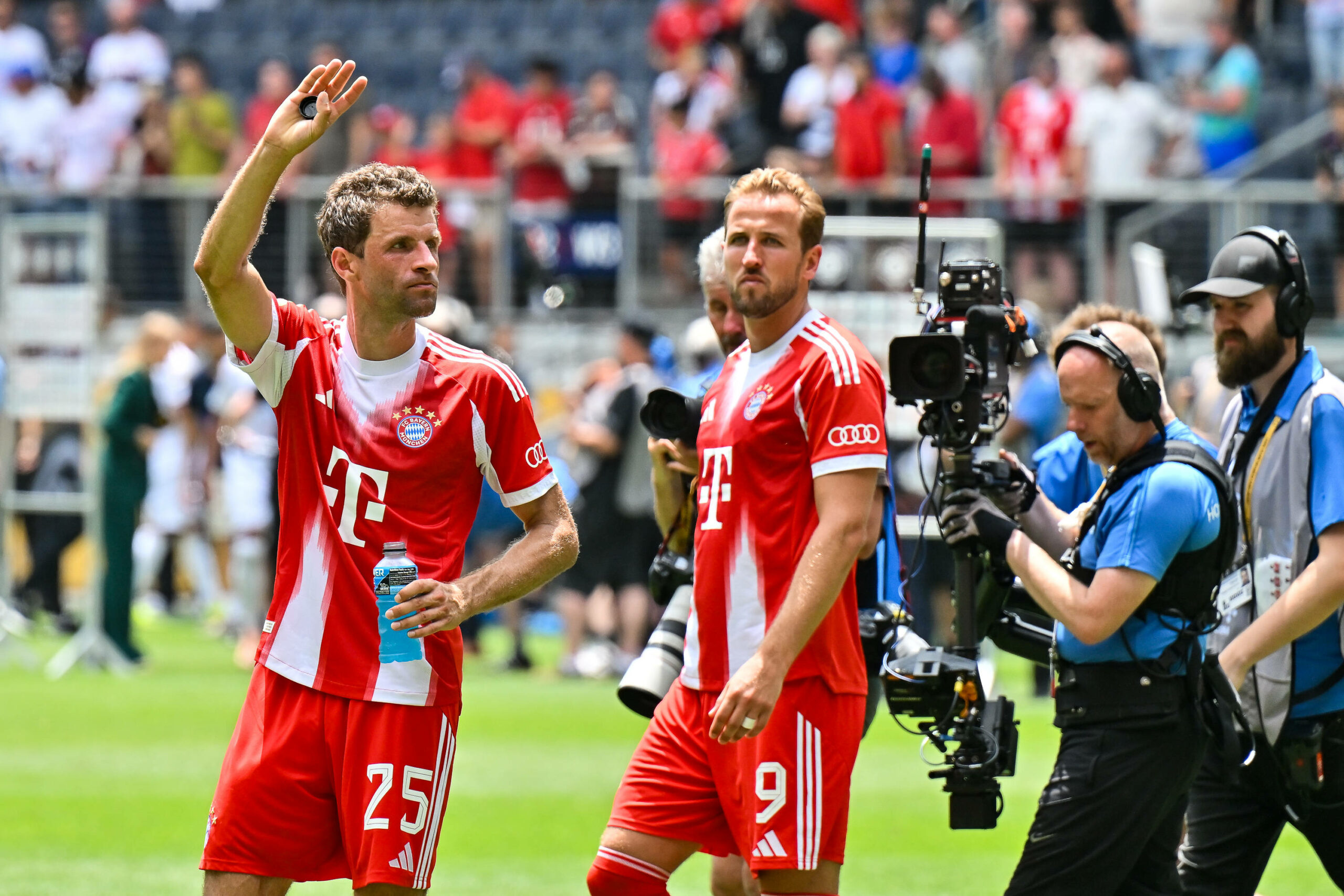 Thomas Müller winkt den Fans bei der Klub-WM zu