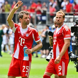 Thomas Müller winkt den Fans bei der Klub-WM zu