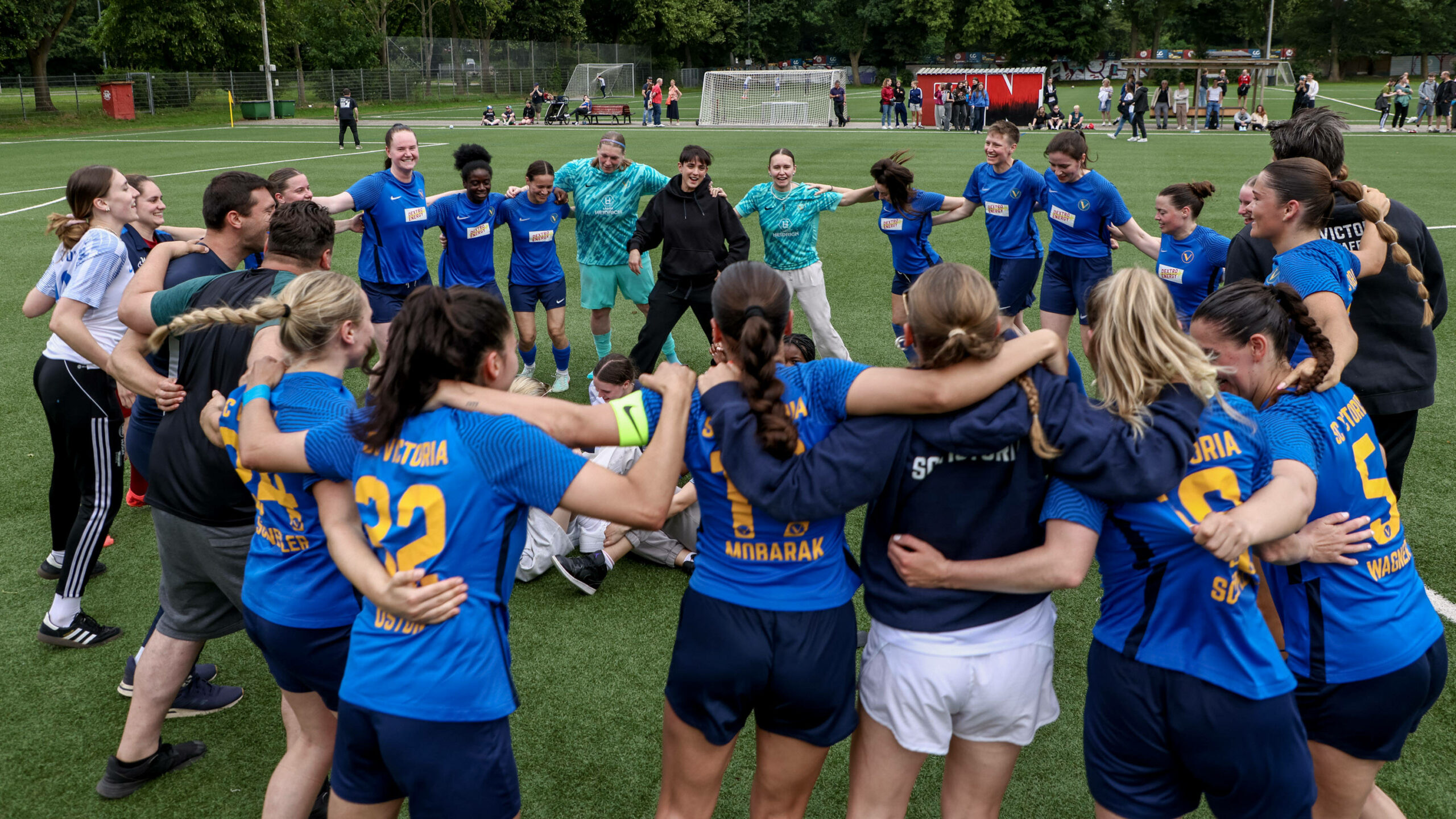 Victorias Spielerinnen feiern den Aufstieg in die Regionalliga Nord.