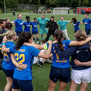 Victorias Spielerinnen feiern den Aufstieg in die Regionalliga Nord.