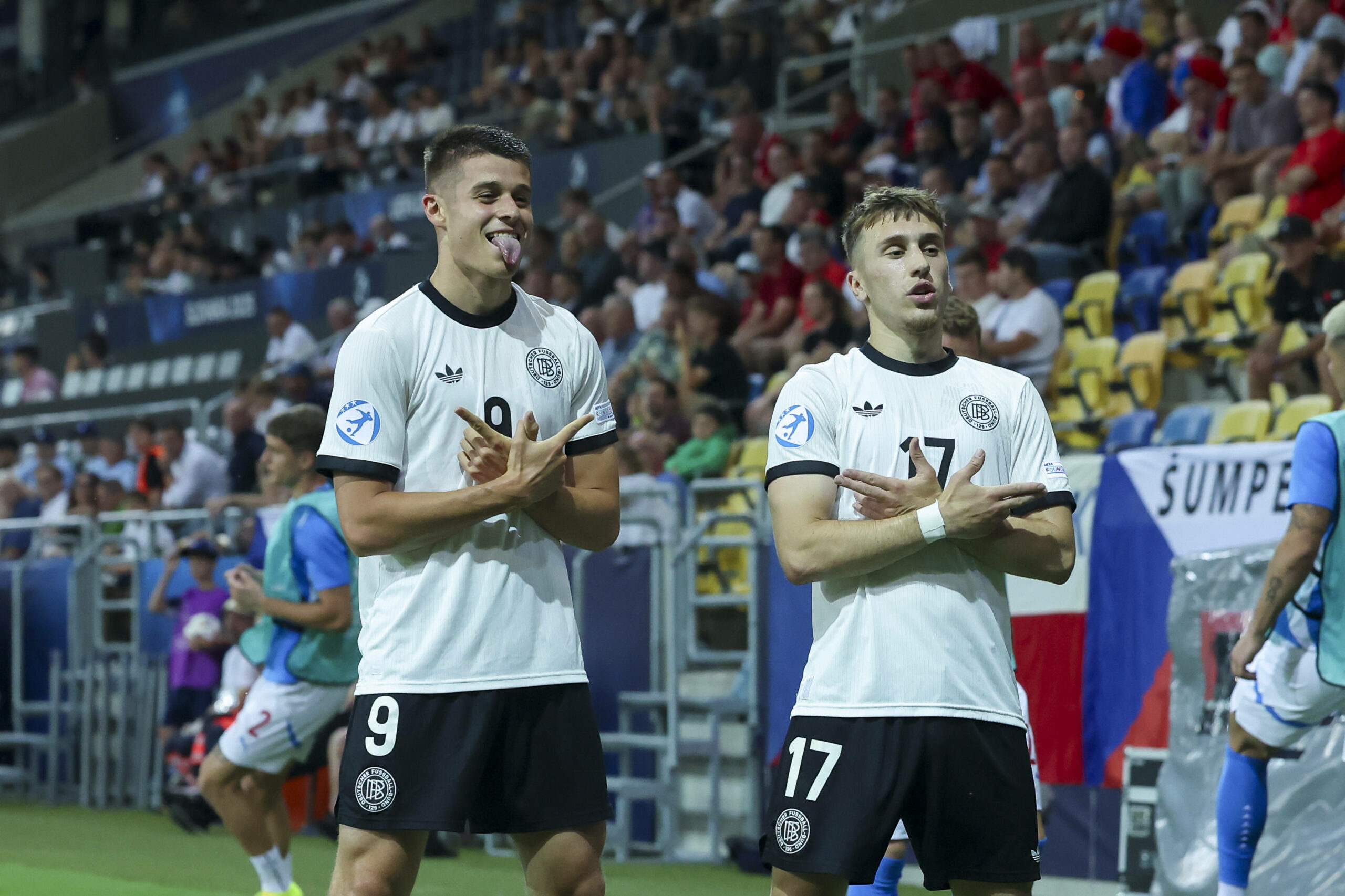 Nicolo Tresoldi bejubelt seinen Treffer mit Brajan Gruda