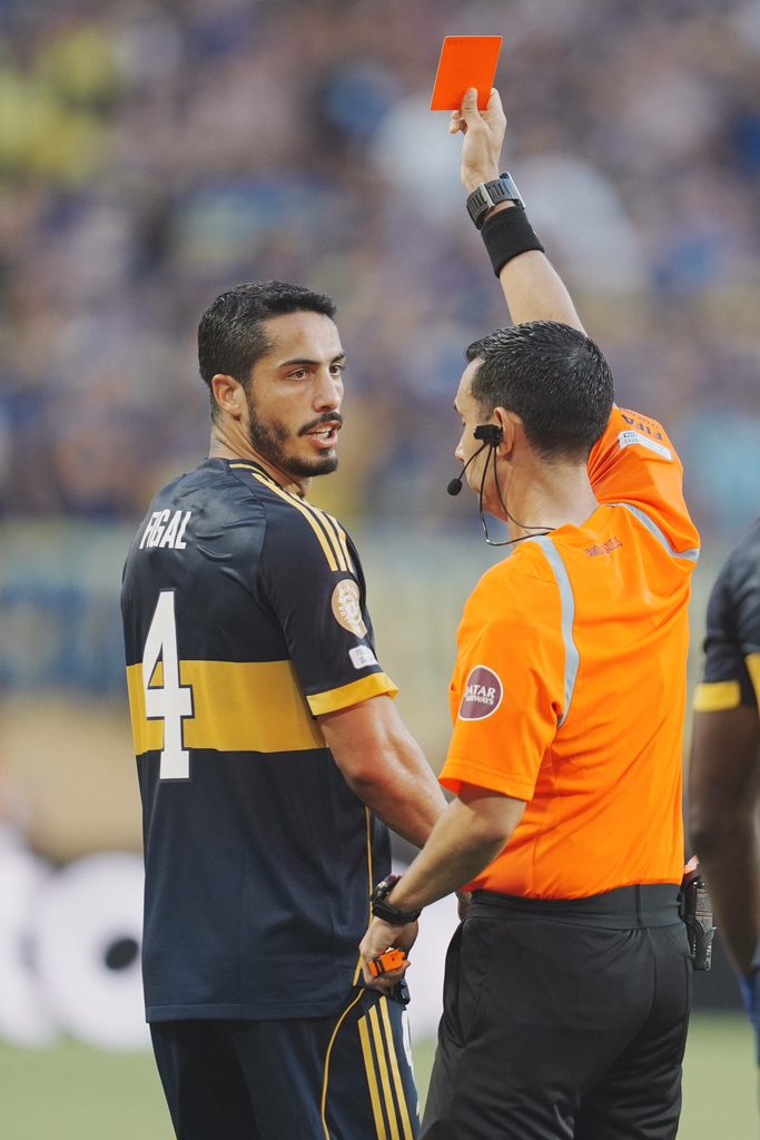 Nicolas Figal erhält eine Rote Karte.