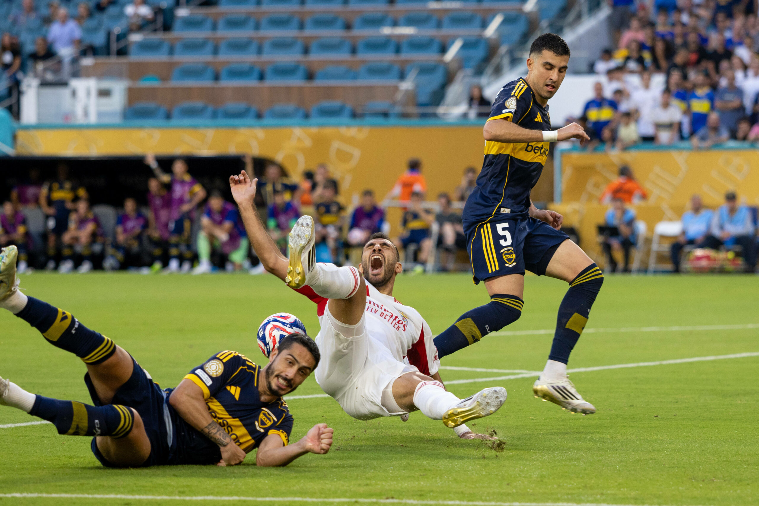 Pavlidis Evangelos fällt zu Boden nach einem Foul von Nicolás Figal.