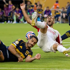 Pavlidis Evangelos fällt zu Boden nach einem Foul von Nicolás Figal.