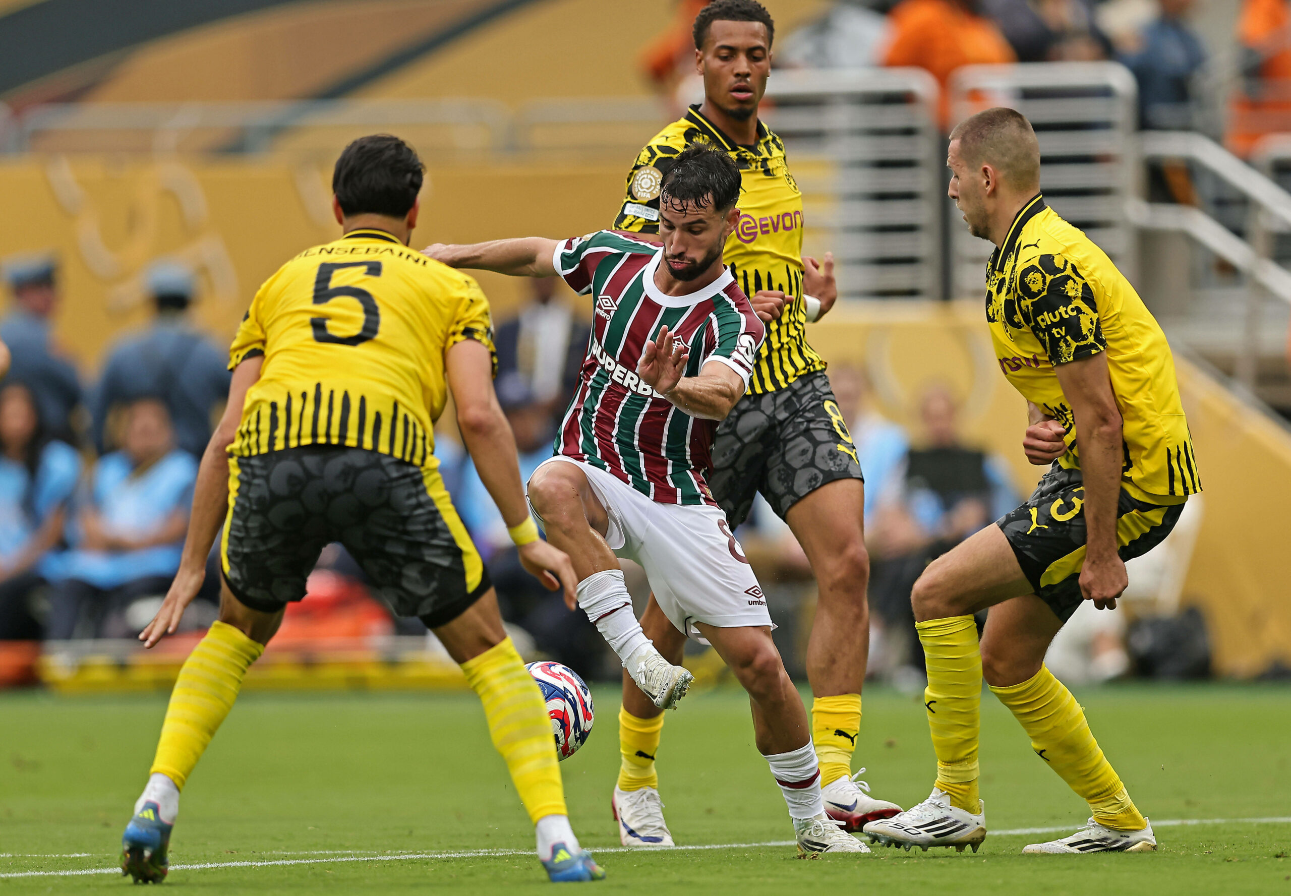 Matheus Martinelli von Fluminense im Zweikampf gegen Waldemar Anton und Bensebaini