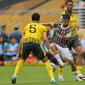 Matheus Martinelli von Fluminense im Zweikampf gegen Waldemar Anton und Bensebaini