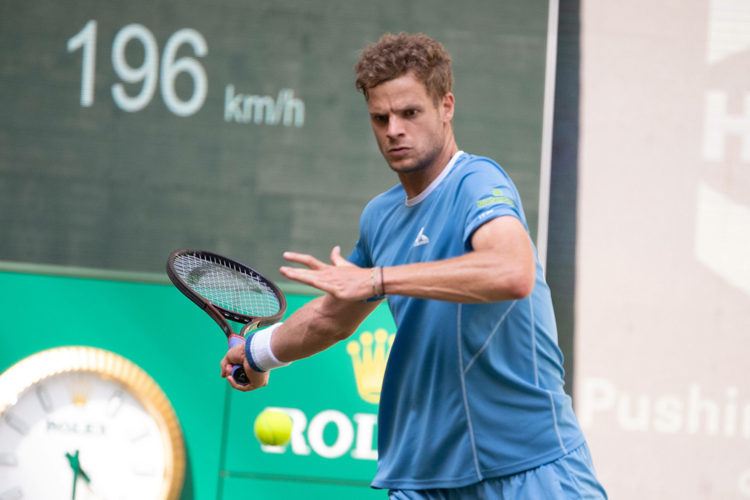 Yannick Hanfmann kurz bevor er den Ball schlägt.
