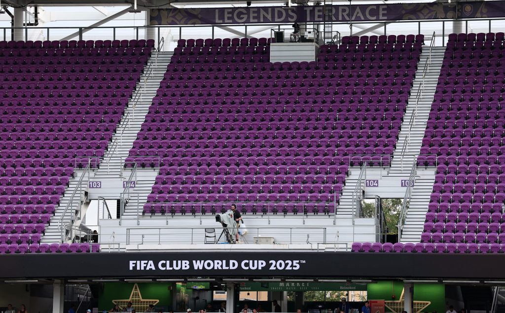 Eine komplett leere Tribüne