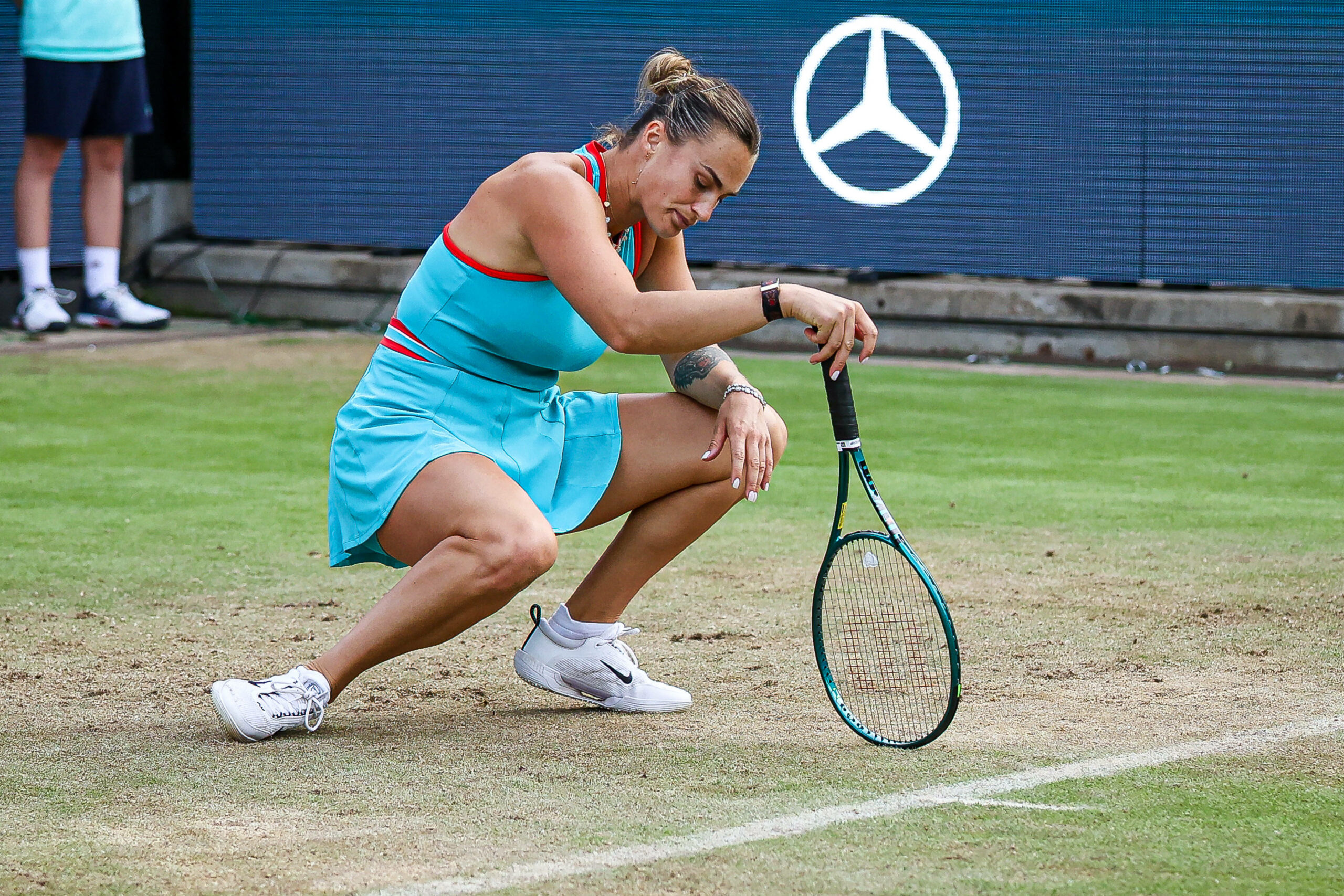 Aryna Sabalenka schaut enttäuscht auf den Boden