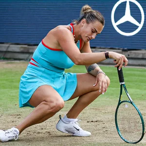 Aryna Sabalenka schaut enttäuscht auf den Boden