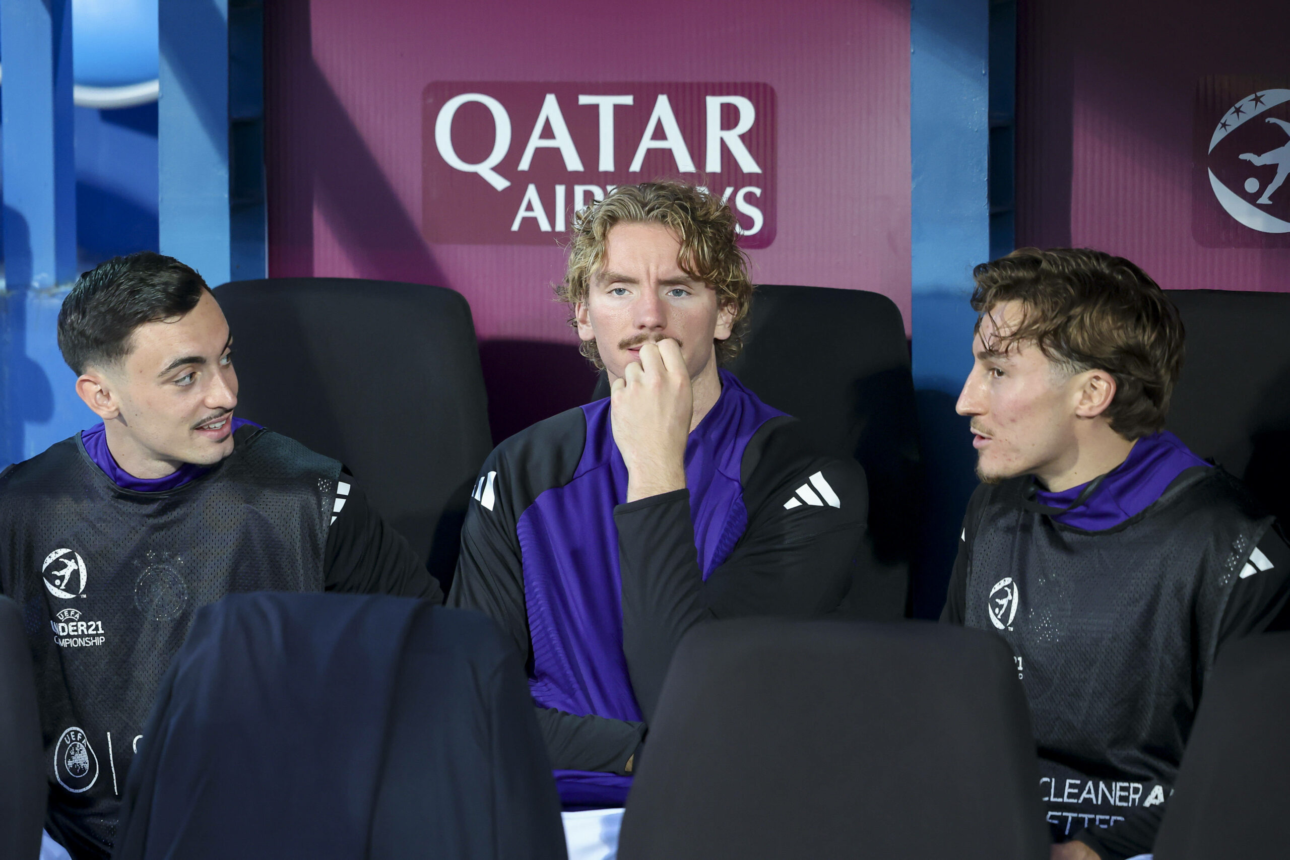 Paul Nebel, Nick Woltemade und Rocco Reitz sitzen auf der Bank