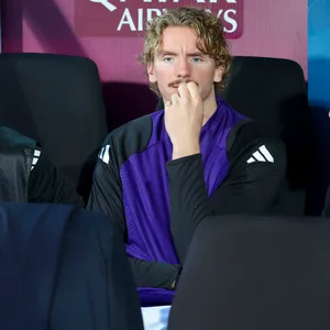 Paul Nebel, Nick Woltemade und Rocco Reitz sitzen auf der Bank