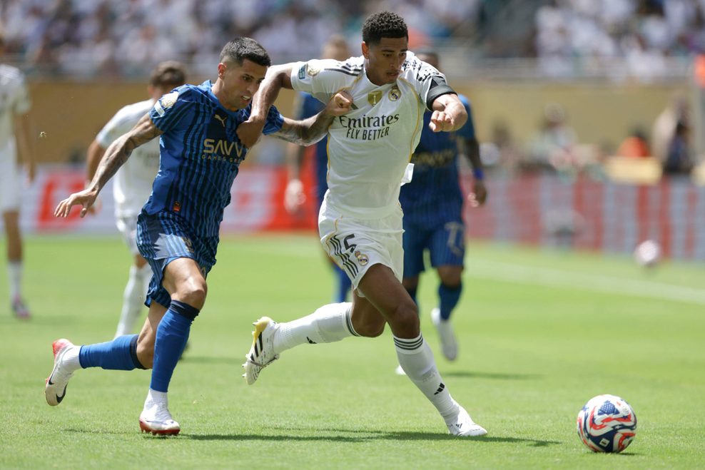 João Cancelo und Jude Bellingham im Zweikampf