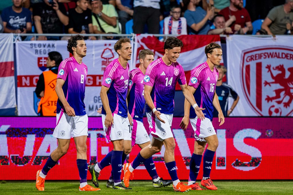 Tim Oermann, Caspar Jander, Nelson Weiper, Merlin Rohl jubeln gemeinsam