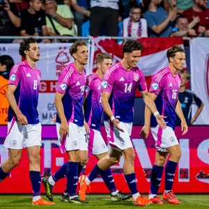 Tim Oermann, Caspar Jander, Nelson Weiper, Merlin Rohl jubeln gemeinsam