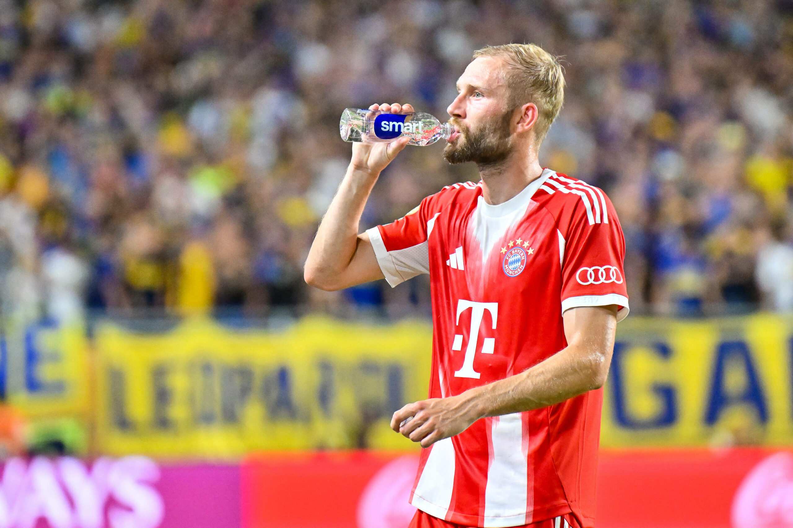 Konrad Laimer trinkt Wasser