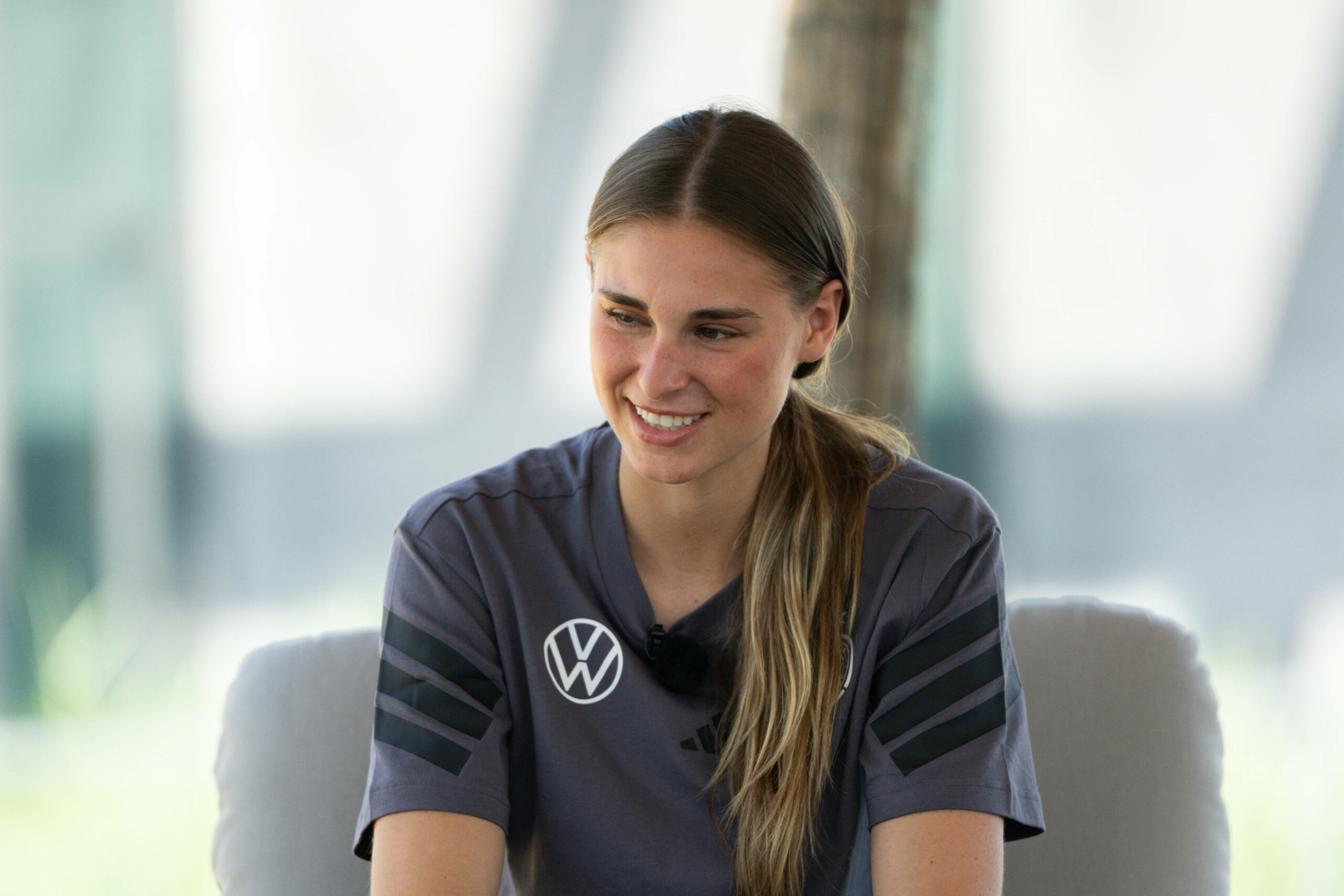 Jule Brand bei einem Interview
