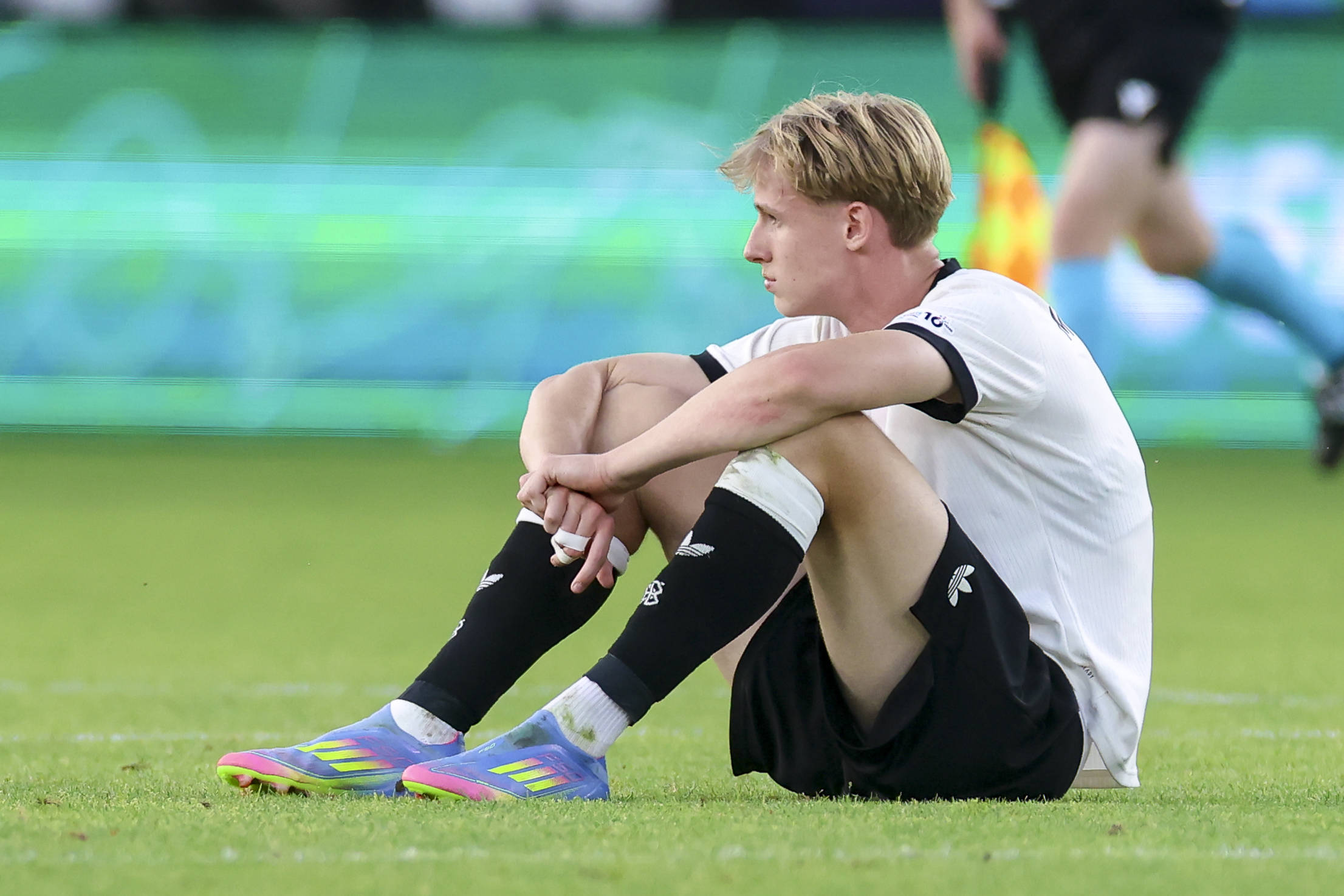 Max Moerstedt sitzt enttäuscht auf dem Boden
