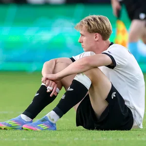 Max Moerstedt sitzt enttäuscht auf dem Boden