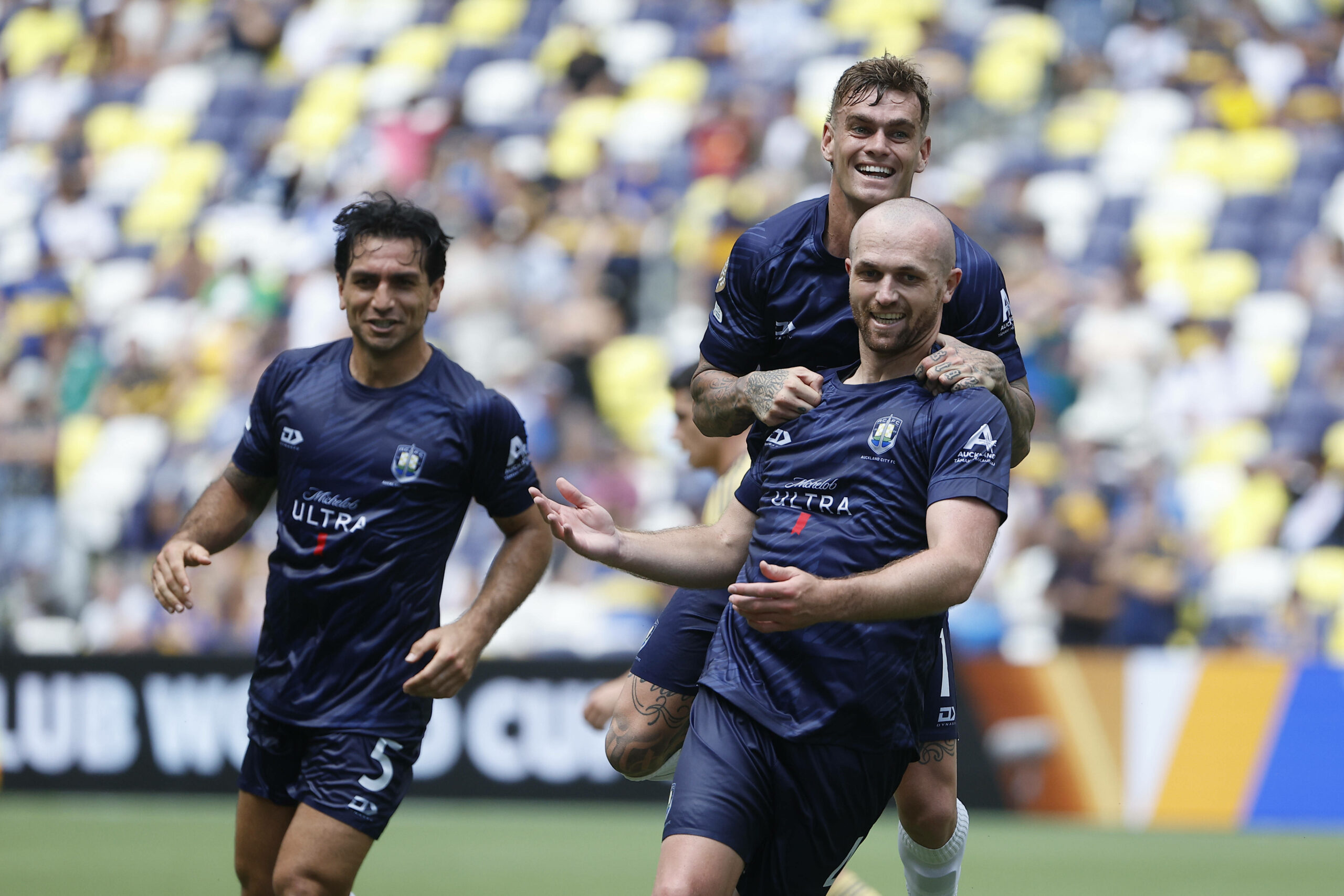 Aucklands Christian Gray wird für sein Tor gegen Boca gefeiert
