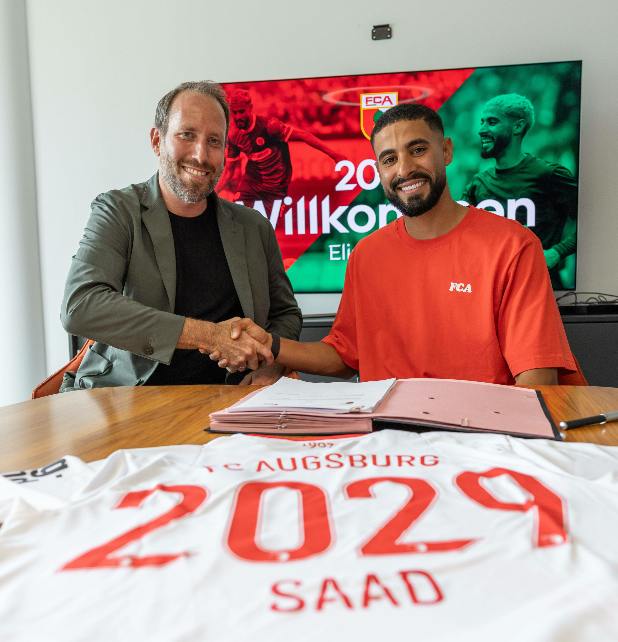 Elias Saad unterschreibt seinen Vertrag beim FC Augsburg