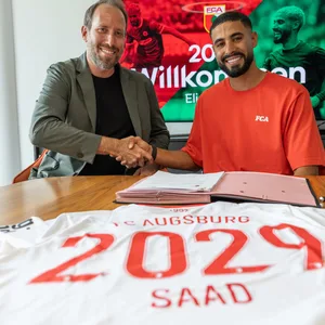 Elias Saad unterschreibt seinen Vertrag beim FC Augsburg