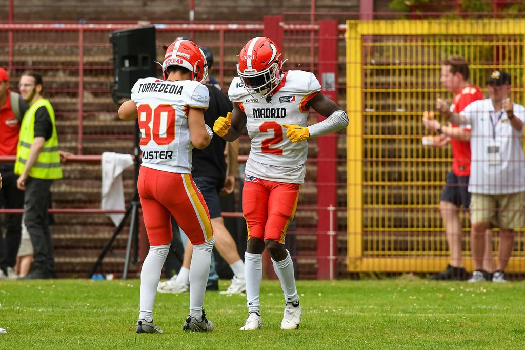 Aron Cruickshank und Jordi Torrededia jubeln nach einem Touchdown