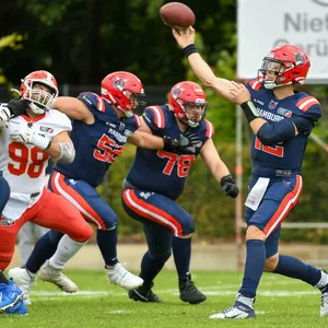 Micah Leon wirft den Ball