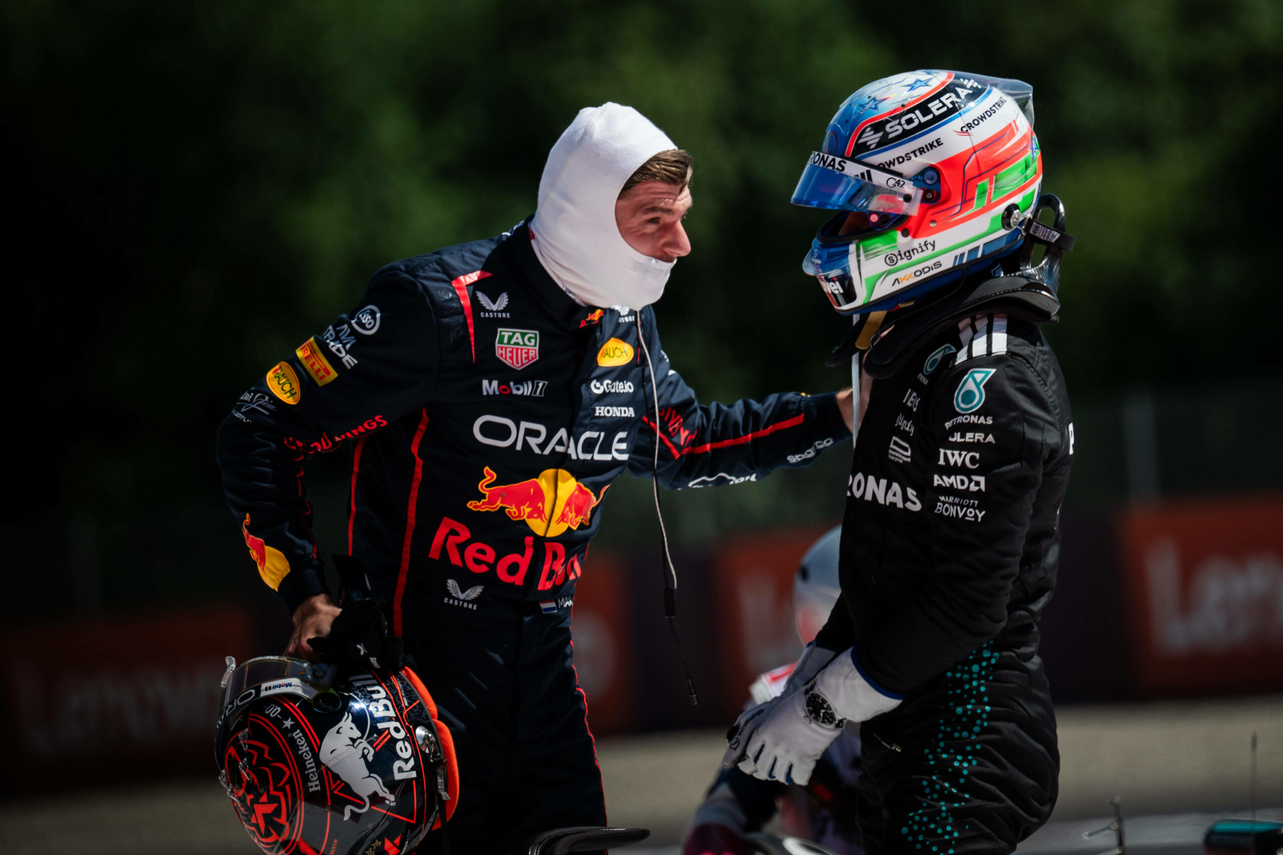 Max Verstappen und Kimi Antonelli nach dem Crash