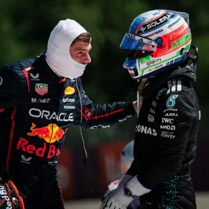 Max Verstappen und Kimi Antonelli nach dem Crash