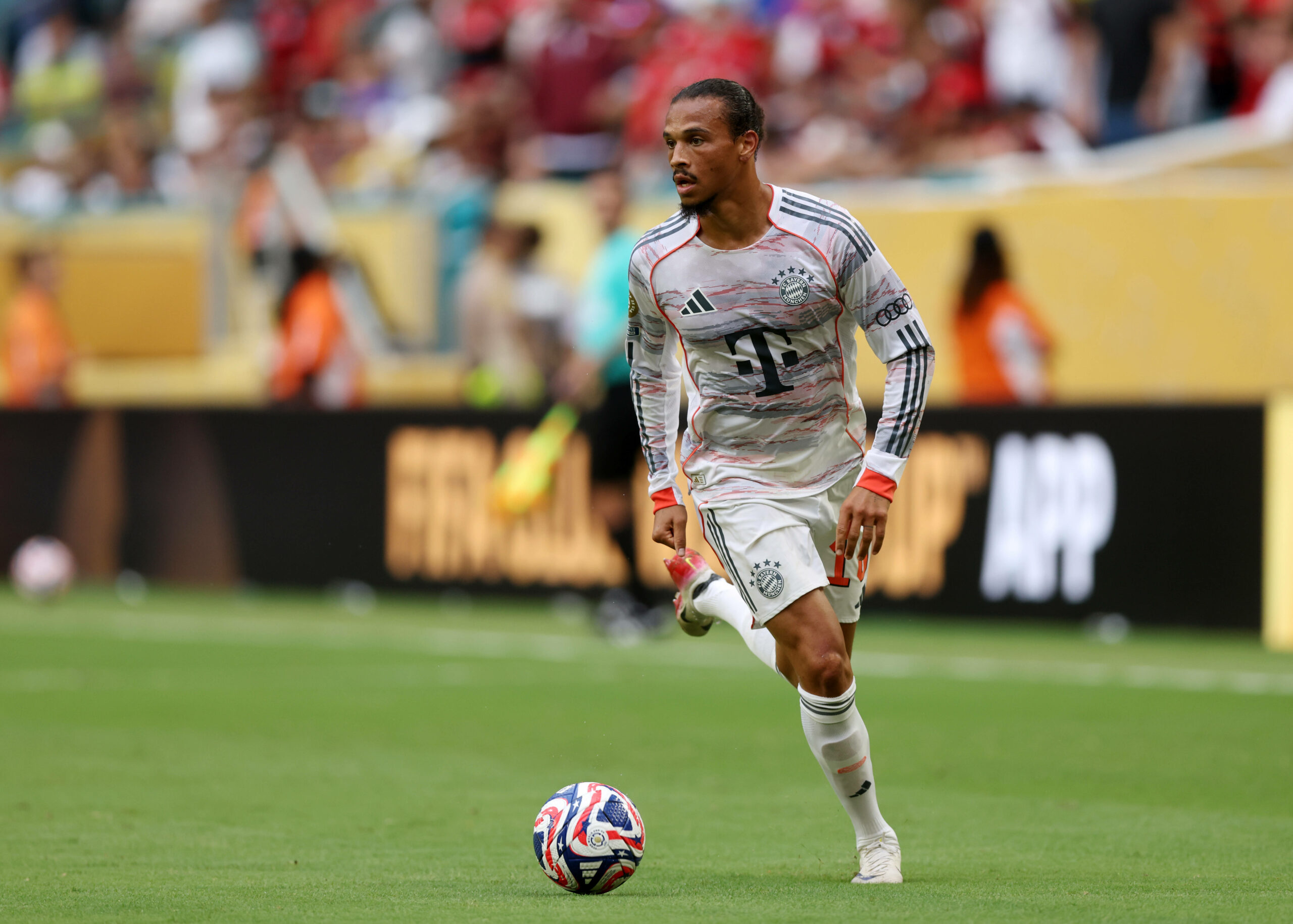 Sané dribbelt mit dem Ball