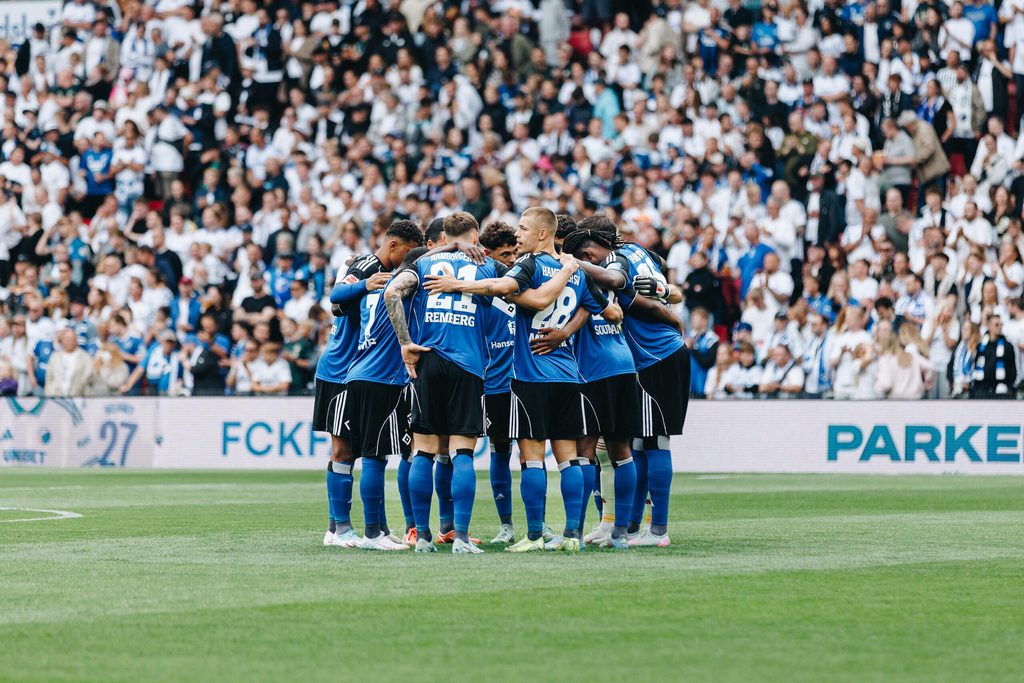 HSV-Mannschaft bildet einen Kreis