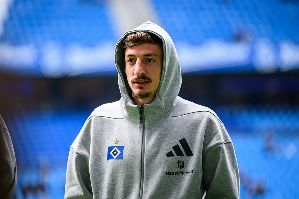 Giorgi Gocholeishvili mit Kapuze auf dem Kopf