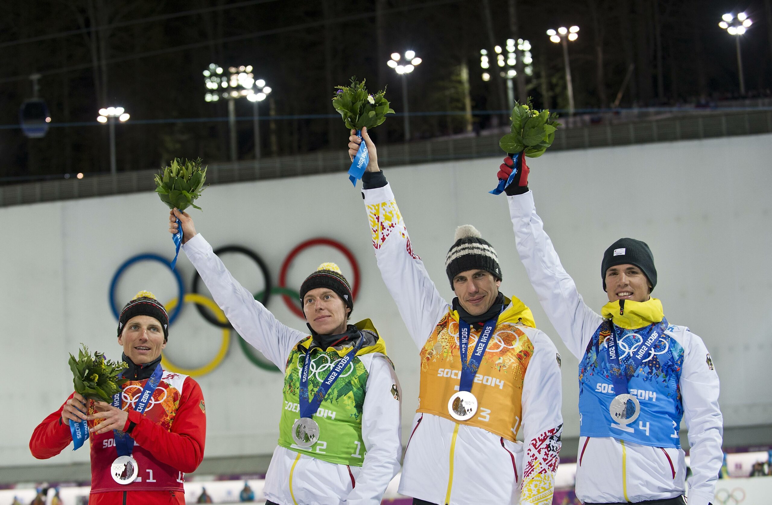 Jubel bei Team Deutschland: Von links Erik Lesser, Daniel Böhm, Arnd Peiffer und Simon Schempp feiern im Ziel den zweiten Platz