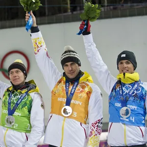 Jubel bei Team Deutschland: Von links Erik Lesser, Daniel Böhm, Arnd Peiffer und Simon Schempp feiern im Ziel den zweiten Platz