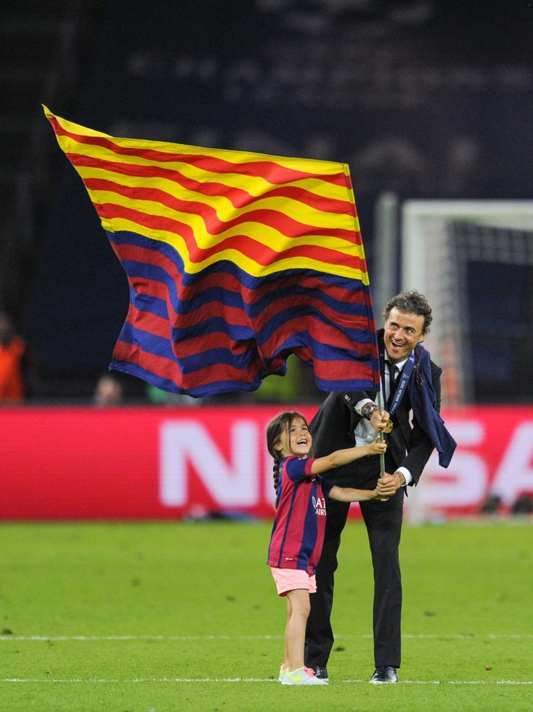 Luis Enrique jubelt nach dem Spiel mit seiner Tochter Xana. Gemeinsam schwenken sie eine Vereinsfahne.