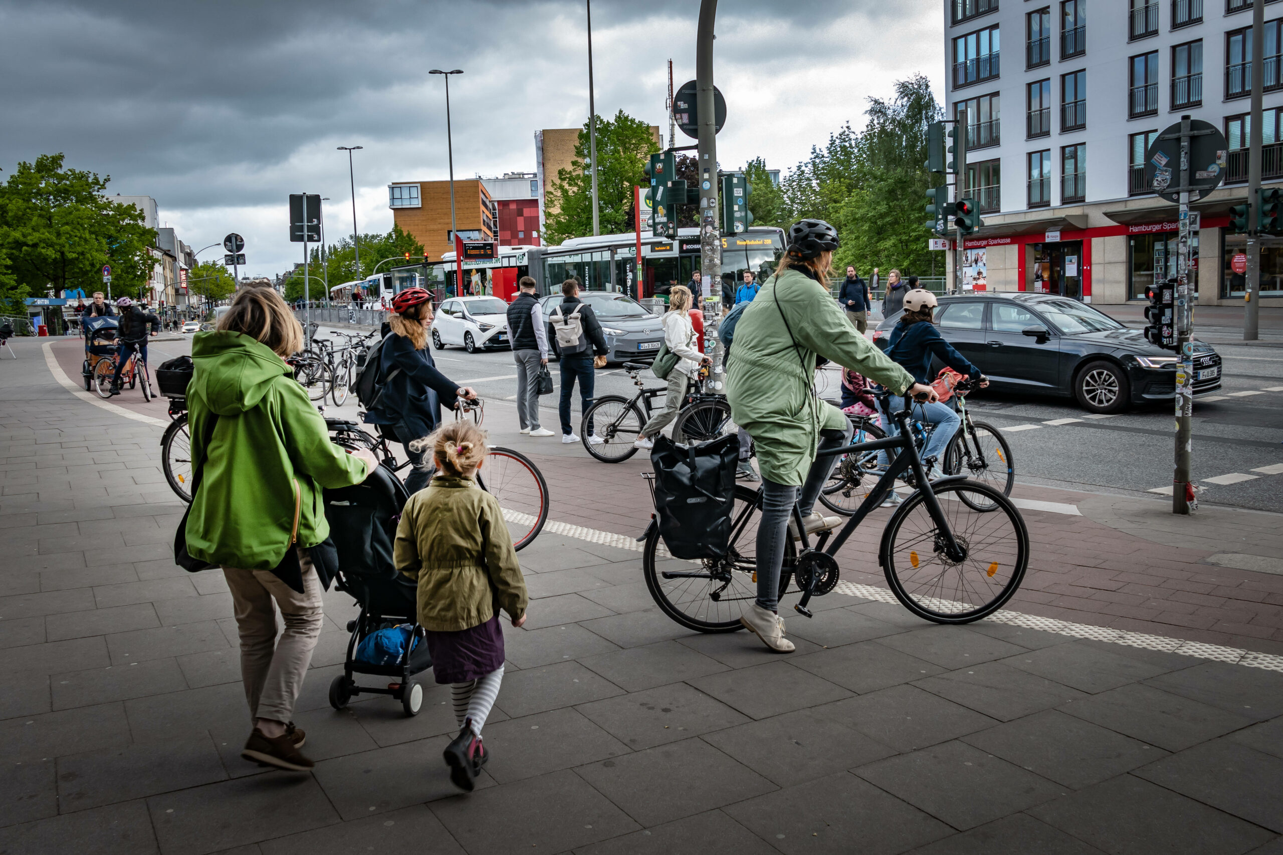 An der Ampel an der Hoheluftbrücke kommen sich Radfahrer und Fußgänger regelmäßig in die Quere.