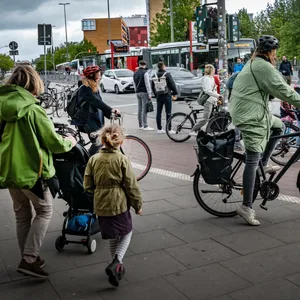 An der Ampel an der Hoheluftbrücke kommen sich Radfahrer und Fußgänger regelmäßig in die Quere.