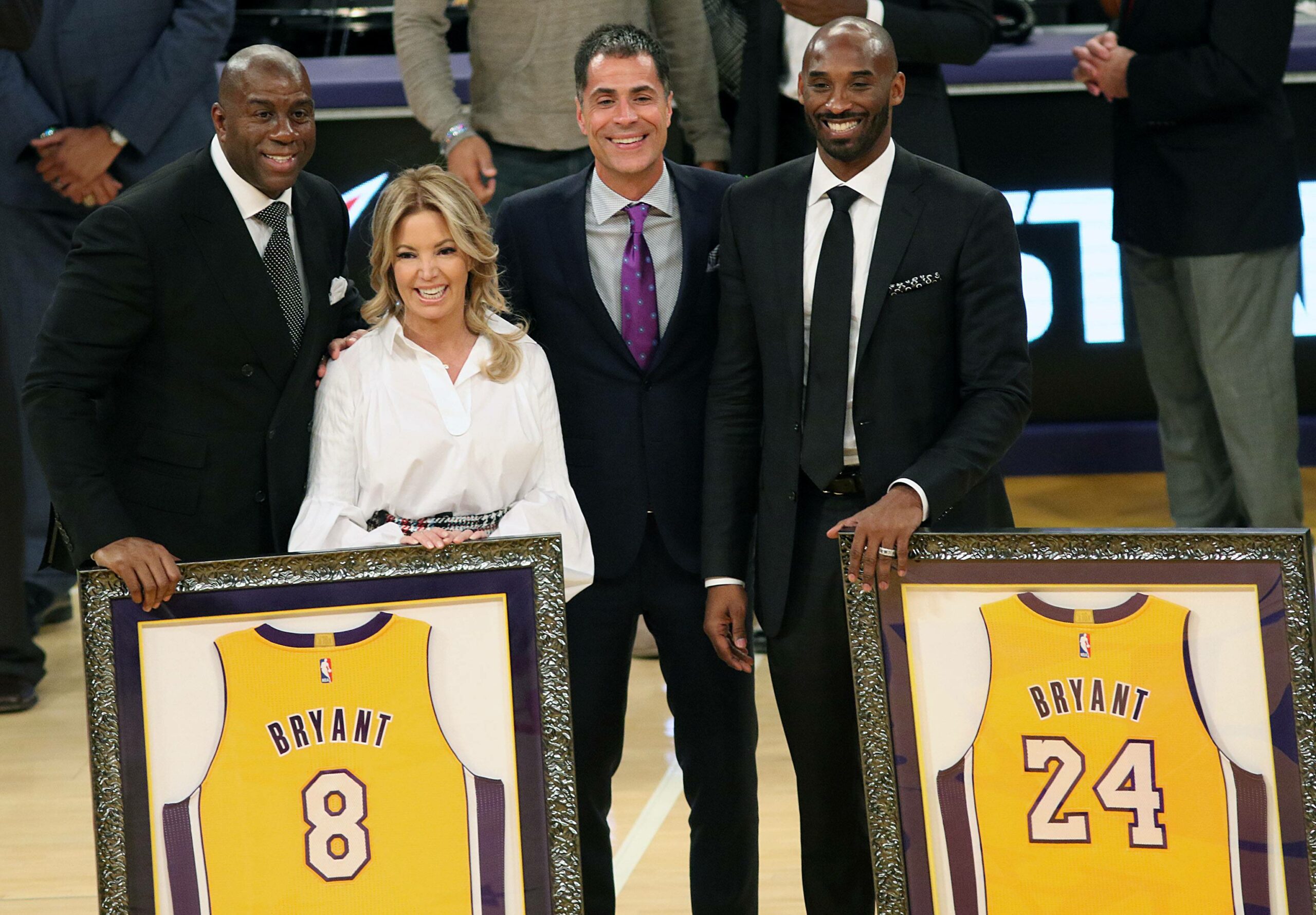 Magic Johnson, Jeanie Buss, Rob Pelinka und Kobe Bryant im Staples Center