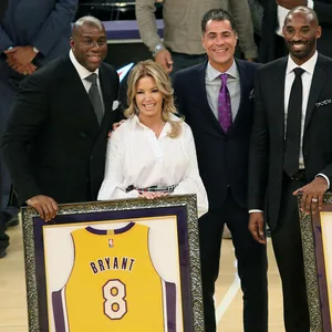 Magic Johnson, Jeanie Buss, Rob Pelinka und Kobe Bryant im Staples Center