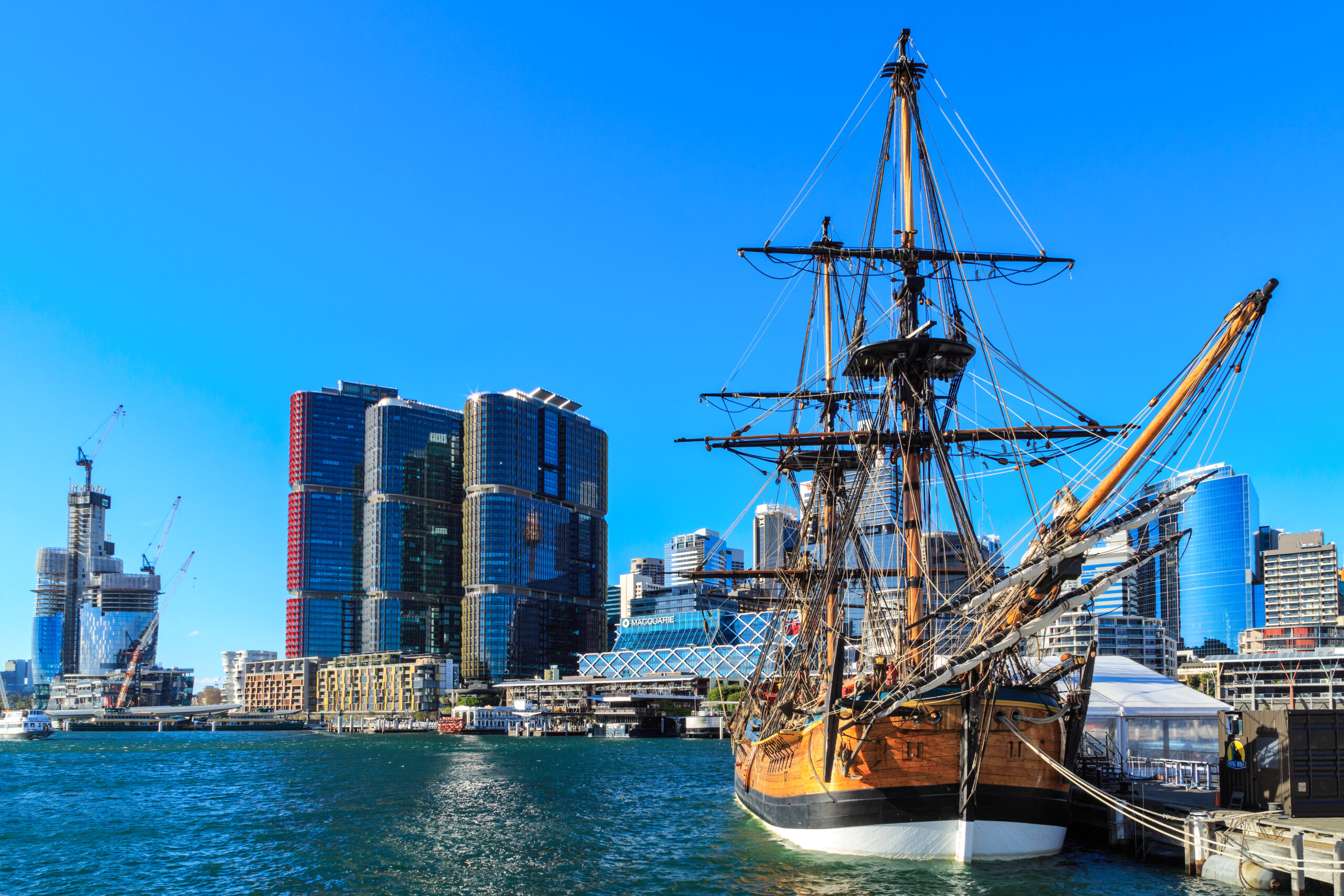 Ein Nachbau der berühmten „HMS Endeavour“ liegt im Hafen von Sydney.