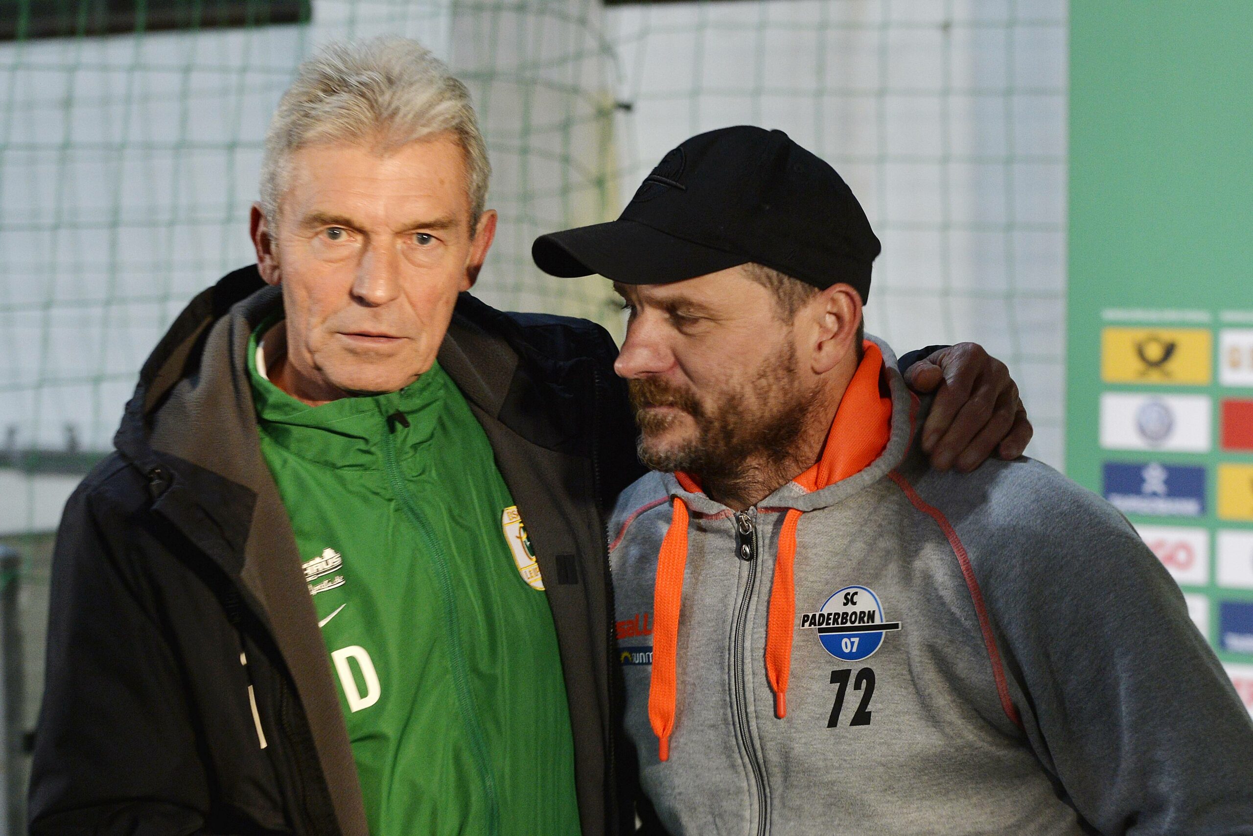 Dietmar Demuth bei einem DFB-Pokalspiel als Trainer von Chemie Leipzig gegen Steffen Baumgarts SC Paderborn