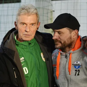 Dietmar Demuth bei einem DFB-Pokalspiel als Trainer von Chemie Leipzig gegen Steffen Baumgarts SC Paderborn