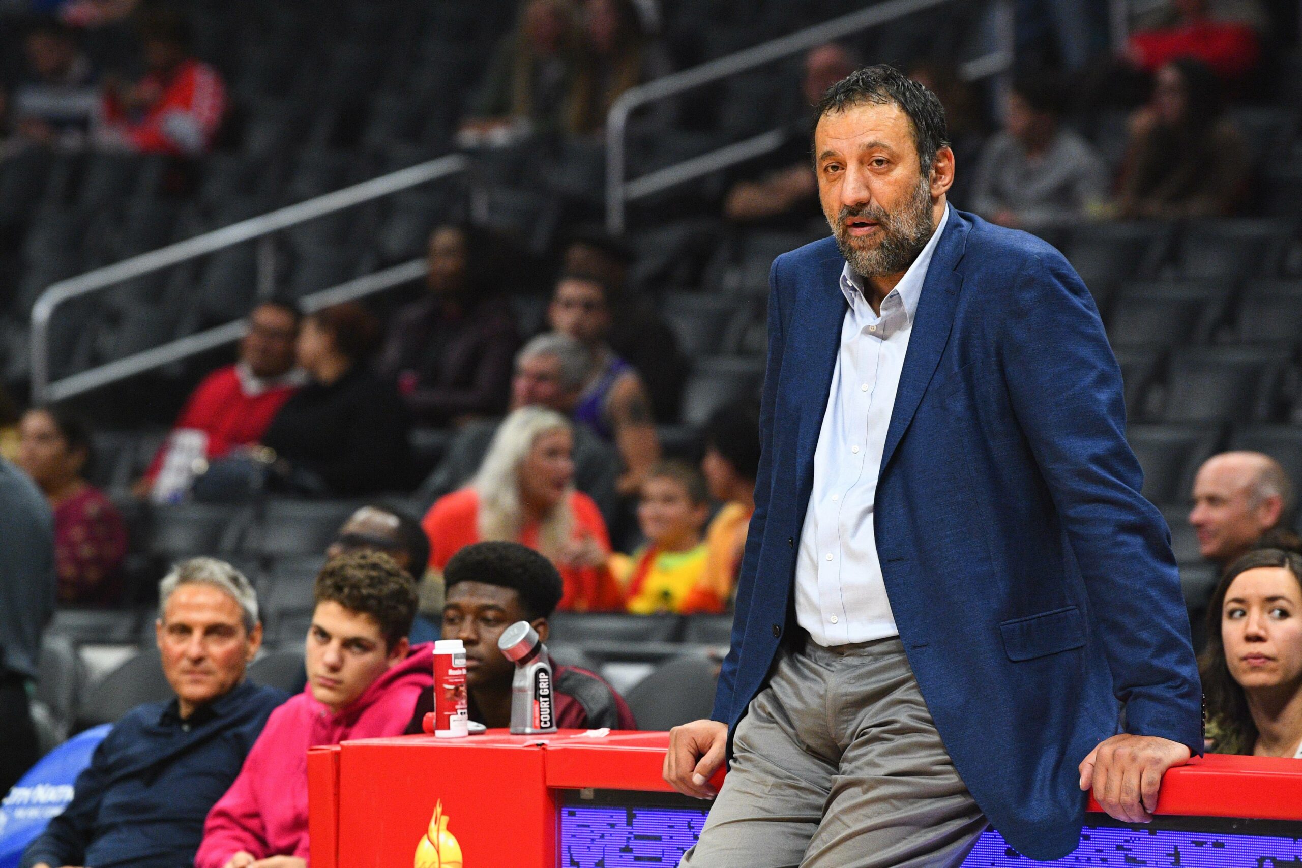 Vlade Divac lehnt sich an