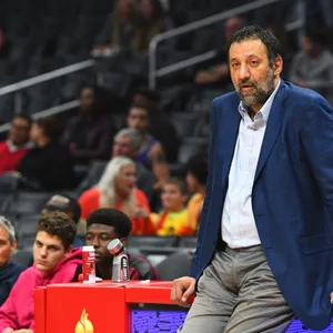 Vlade Divac lehnt sich an