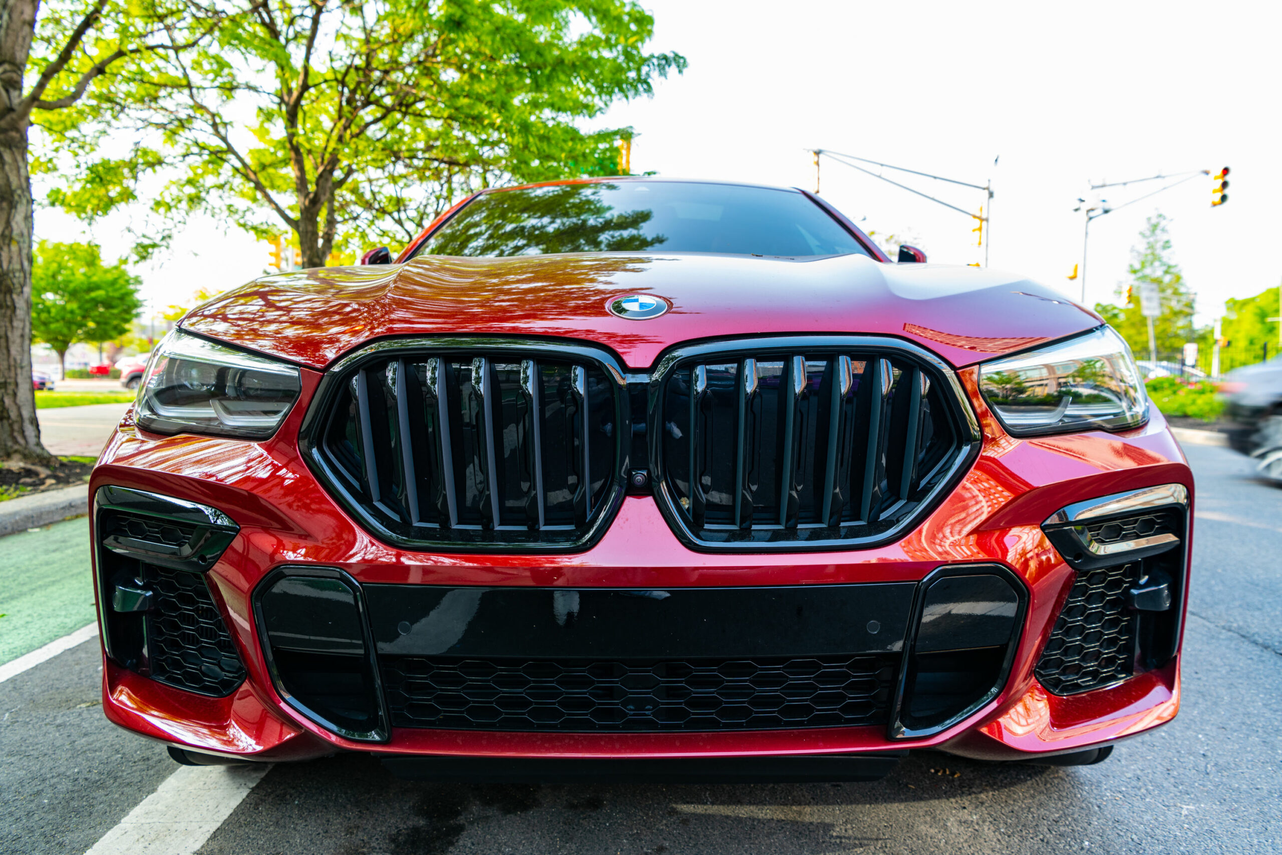 Unter anderem mit so einem hochmotorisierten BMW X6 sollen sich die vier Beschuldigten ein Rennen geliefert haben.