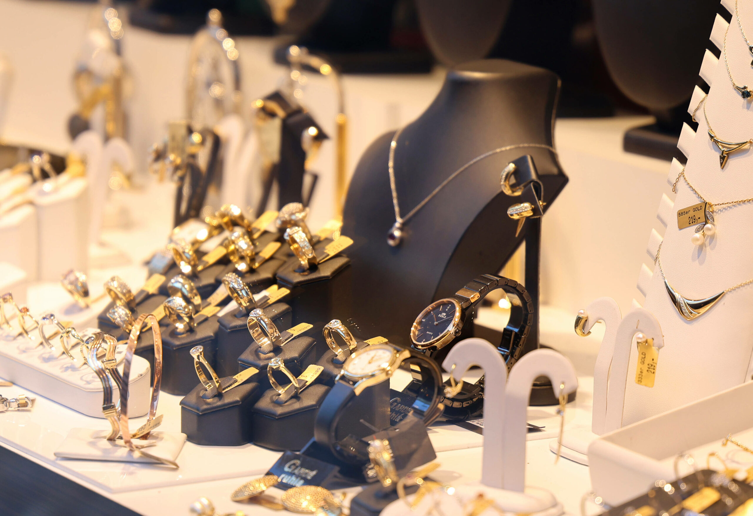 Schmuck in einem Juweliergeschäft