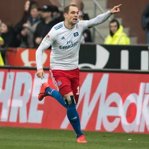 Pierre-Michel Lasogga läuft jubelnd über den Platz