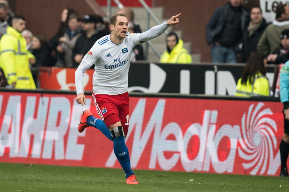 Pierre-Michel Lasogga läuft jubelnd über den Platz