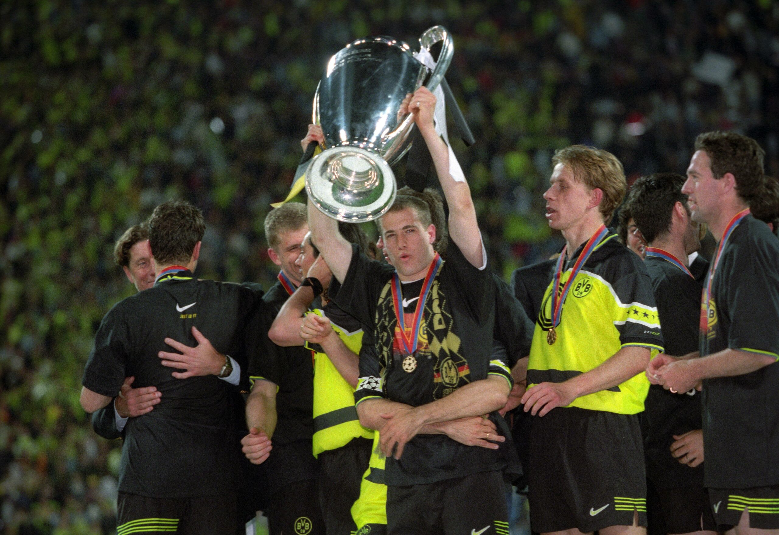 Lars Ricken hält die Champions League-Trophäe